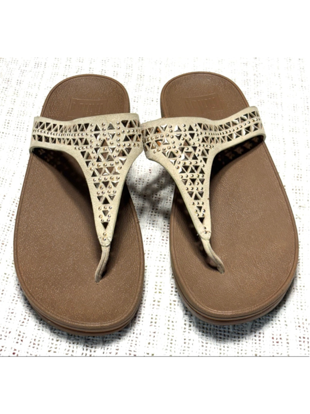 Fitflop Carmel Toe-Post Suede Studded Sandals Size 8 EUC